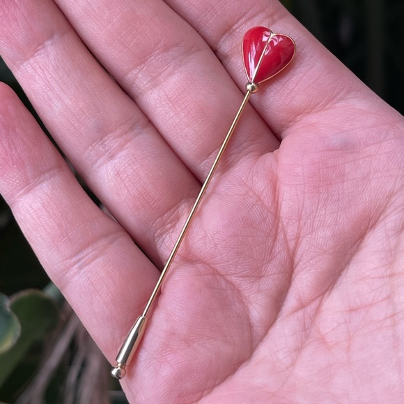 Red enamel puffy heart gold tone metal pin brooch - Picture 2 of 6